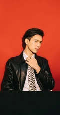 李现以橙色墙壁为背景，化身皮衣暖男帅气十足写真图片