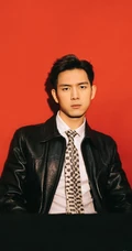 李现以橙色墙壁为背景，化身皮衣暖男帅气十足写真图片