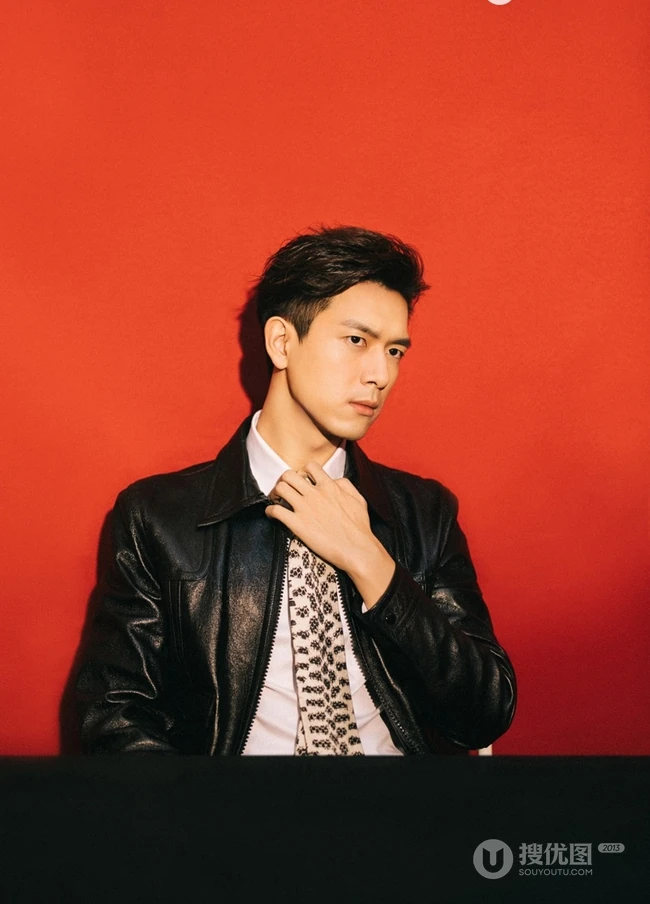 李现以橙色墙壁为背景，化身皮衣暖男帅气十足写真图片