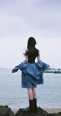 杨幂黑色贝雷帽搭配牛仔衣外套短裙现身海边酷美写真图片