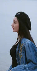 杨幂黑色贝雷帽搭配牛仔衣外套短裙现身海边酷美写真图片