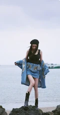 杨幂黑色贝雷帽搭配牛仔衣外套短裙现身海边酷美写真图片