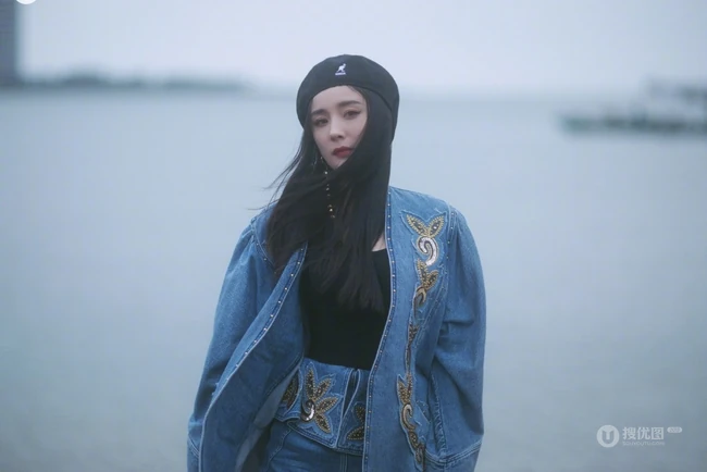 杨幂黑色贝雷帽搭配牛仔衣外套短裙现身海边酷美写真图片
