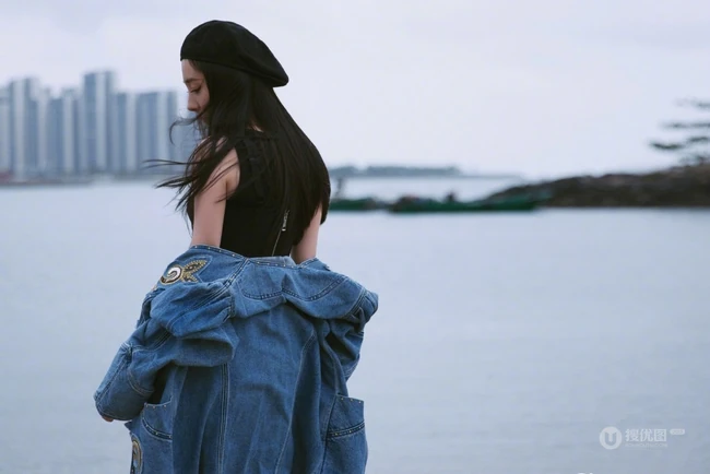 杨幂黑色贝雷帽搭配牛仔衣外套短裙现身海边酷美写真图片