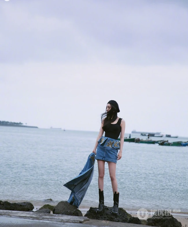 杨幂黑色贝雷帽搭配牛仔衣外套短裙现身海边酷美写真图片