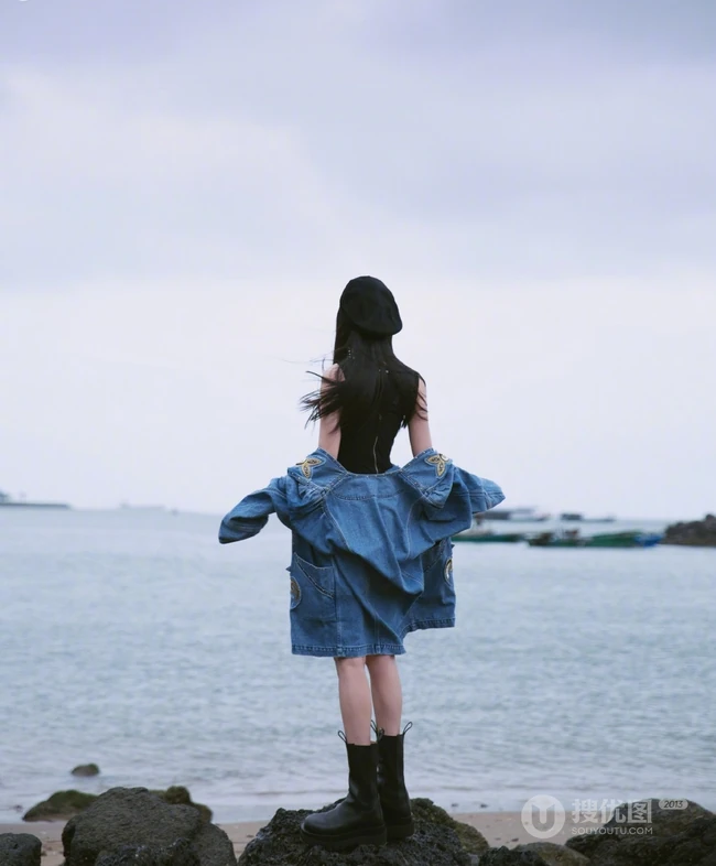 杨幂黑色贝雷帽搭配牛仔衣外套短裙现身海边酷美写真图片