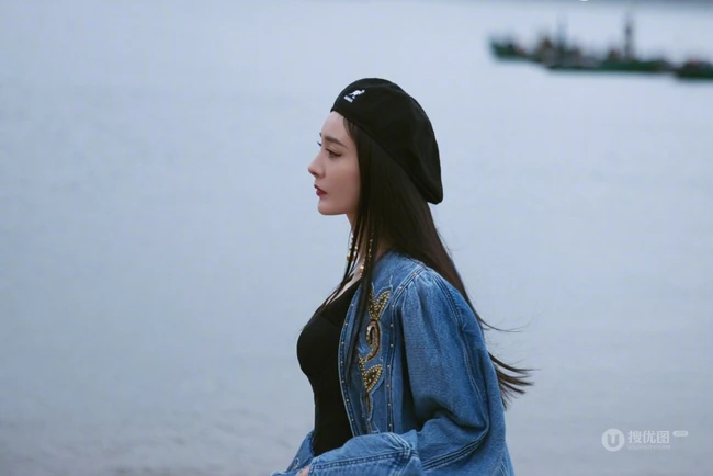 杨幂黑色贝雷帽搭配牛仔衣外套短裙现身海边酷美写真图片
