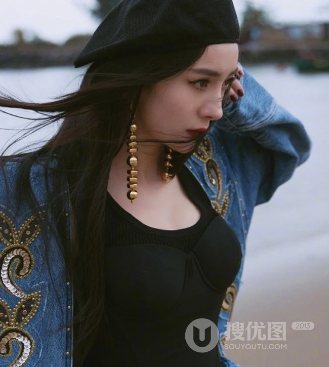 杨幂黑色贝雷帽搭配牛仔衣外套短裙现身海边酷美写真图片