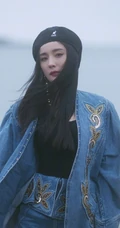 杨幂黑色贝雷帽搭配牛仔衣外套短裙现身海边酷美写真图片