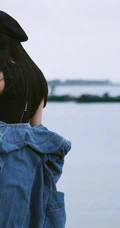 杨幂黑色贝雷帽搭配牛仔衣外套短裙现身海边酷美写真图片