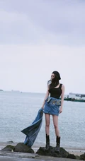 杨幂黑色贝雷帽搭配牛仔衣外套短裙现身海边酷美写真图片