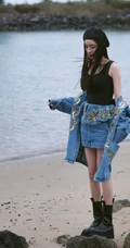 杨幂黑色贝雷帽搭配牛仔衣外套短裙现身海边酷美写真图片