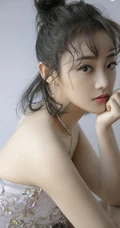 吴佳怡化身梦幻少女，着银白闪钻礼裙短裙气质亮相活动