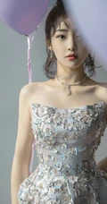 吴佳怡化身梦幻少女，着银白闪钻礼裙短裙气质亮相活动
