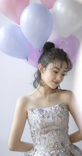 吴佳怡化身梦幻少女，着银白闪钻礼裙短裙气质亮相活动