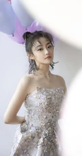 吴佳怡化身梦幻少女，着银白闪钻礼裙短裙气质亮相活动