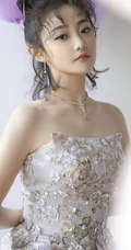 吴佳怡化身梦幻少女，着银白闪钻礼裙短裙气质亮相活动