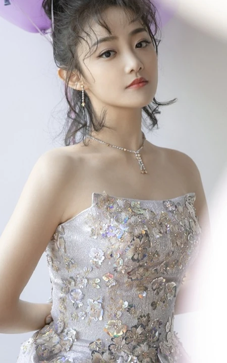 吴佳怡化身梦幻少女，着银白闪钻礼裙短裙气质亮相活动