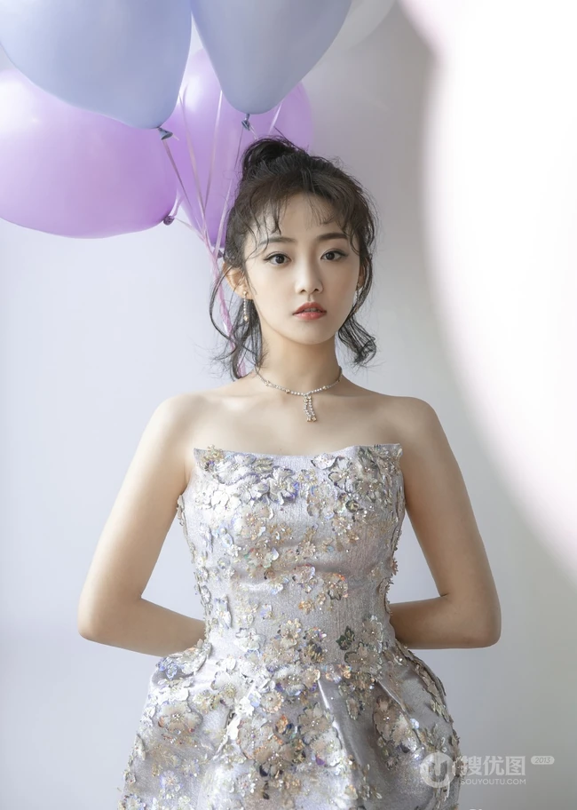 吴佳怡化身梦幻少女，着银白闪钻礼裙短裙气质亮相活动