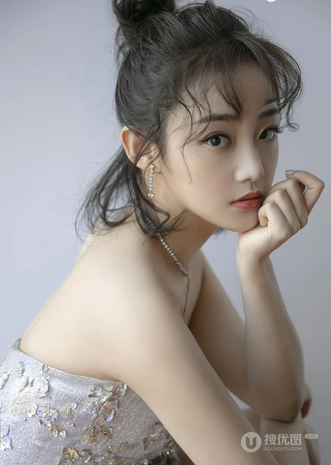 吴佳怡化身梦幻少女，着银白闪钻礼裙短裙气质亮相活动