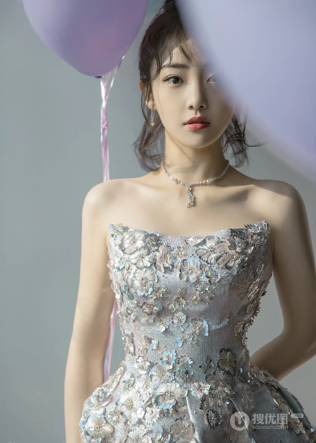 吴佳怡化身梦幻少女，着银白闪钻礼裙短裙气质亮相活动