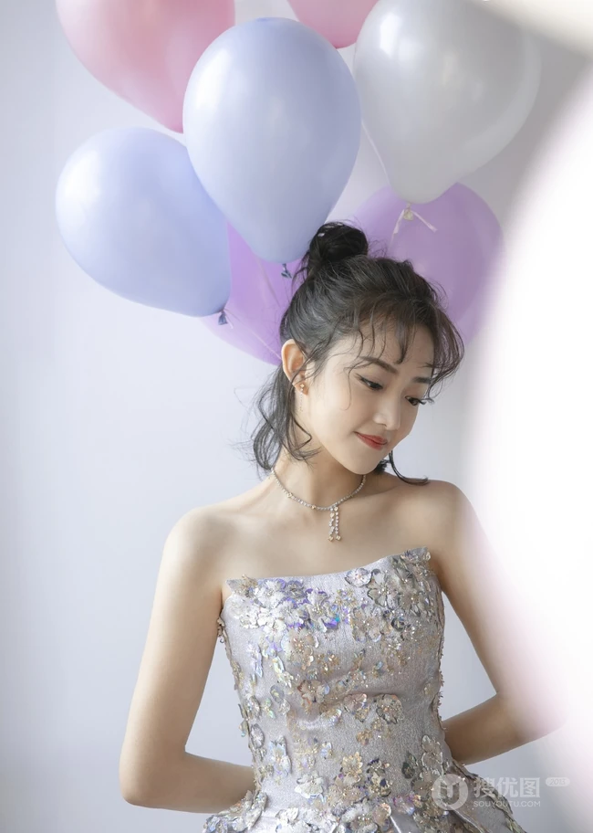 吴佳怡化身梦幻少女，着银白闪钻礼裙短裙气质亮相活动