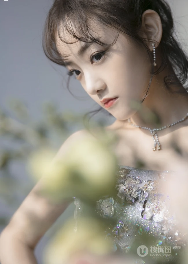 吴佳怡化身梦幻少女，着银白闪钻礼裙短裙气质亮相活动