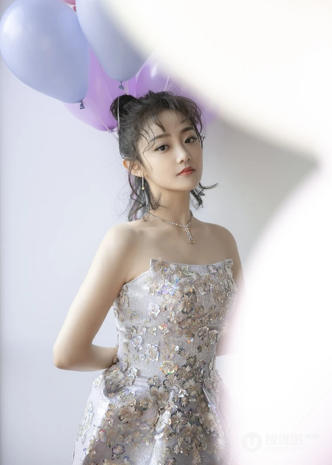 吴佳怡化身梦幻少女，着银白闪钻礼裙短裙气质亮相活动
