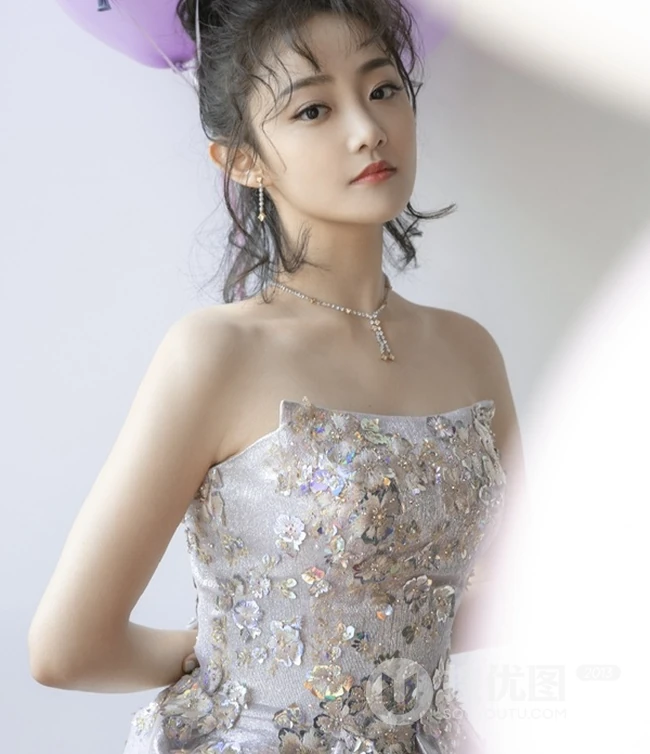 吴佳怡化身梦幻少女，着银白闪钻礼裙短裙气质亮相活动