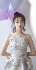 吴佳怡化身梦幻少女，着银白闪钻礼裙短裙气质亮相活动