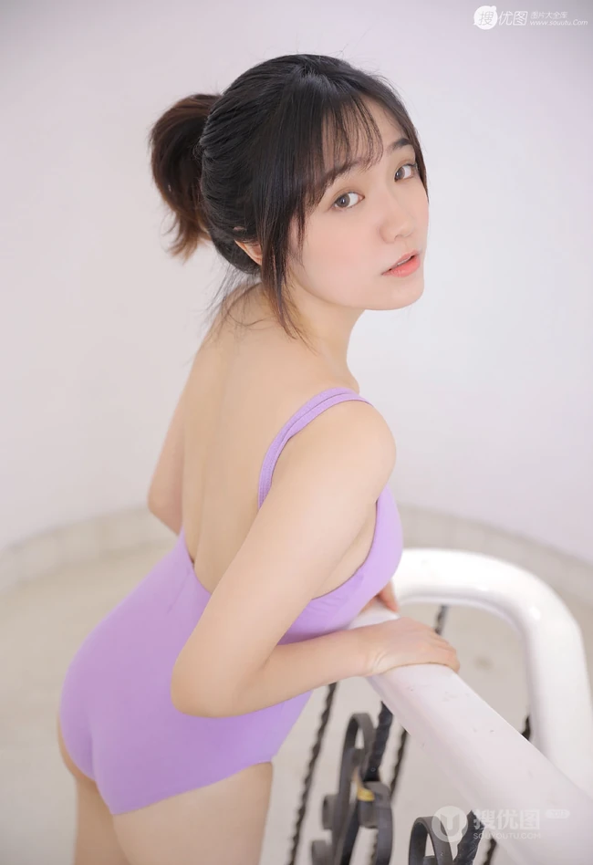 幸福的小女人，幸福可爱女生紧身死库水气质室内写真图片