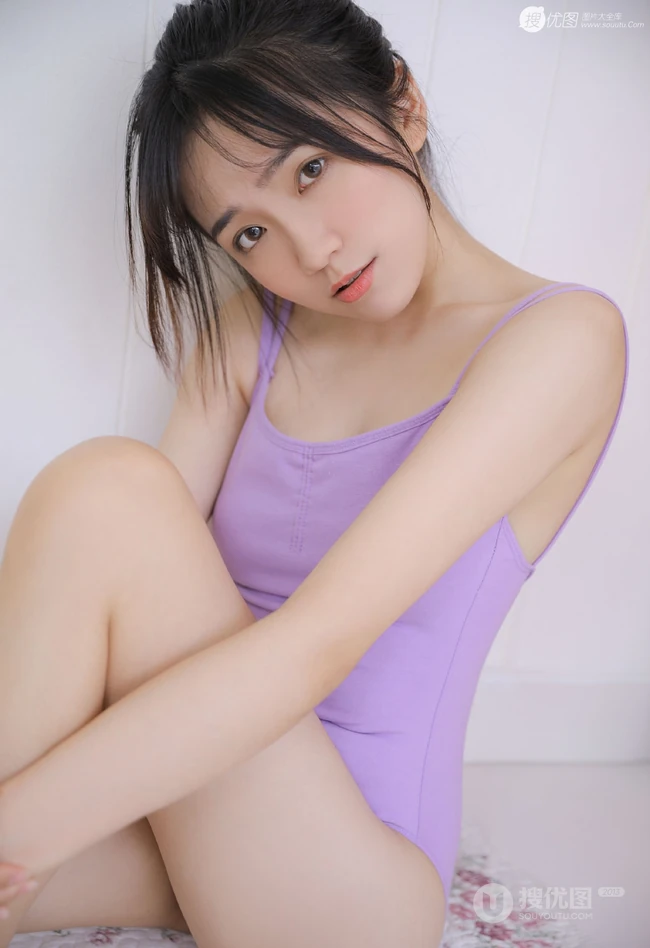 幸福的小女人，幸福可爱女生紧身死库水气质室内写真图片