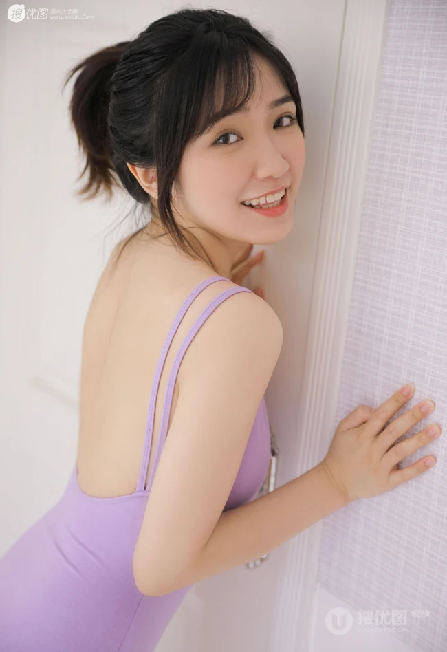 幸福的小女人，幸福可爱女生紧身死库水气质室内写真图片