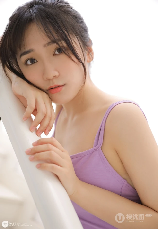 幸福的小女人，幸福可爱女生紧身死库水气质室内写真图片