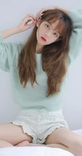 长发大眼线条感少女淡蓝色毛衣短裤室内写真图片