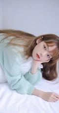 长发大眼线条感少女淡蓝色毛衣短裤室内写真图片