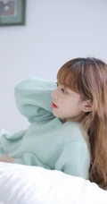 长发大眼线条感少女淡蓝色毛衣短裤室内写真图片
