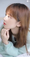 长发大眼线条感少女淡蓝色毛衣短裤室内写真图片