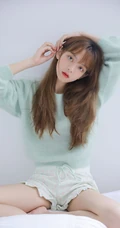 长发大眼线条感少女淡蓝色毛衣短裤室内写真图片
