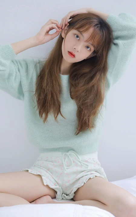 长发大眼线条感少女淡蓝色毛衣短裤室内写真图片