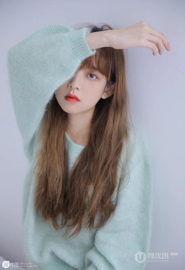长发大眼线条感少女淡蓝色毛衣短裤室内写真图片