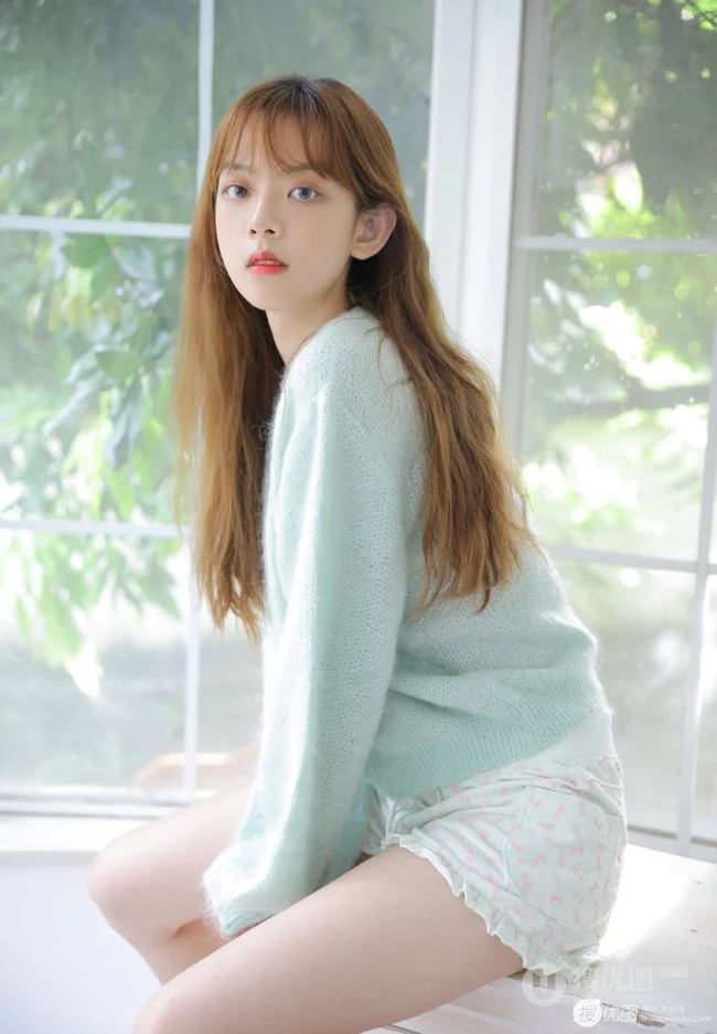 长发大眼线条感少女淡蓝色毛衣短裤室内写真图片