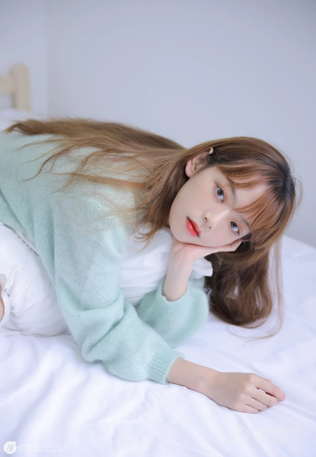 长发大眼线条感少女淡蓝色毛衣短裤室内写真图片