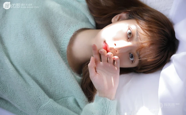 长发大眼线条感少女淡蓝色毛衣短裤室内写真图片