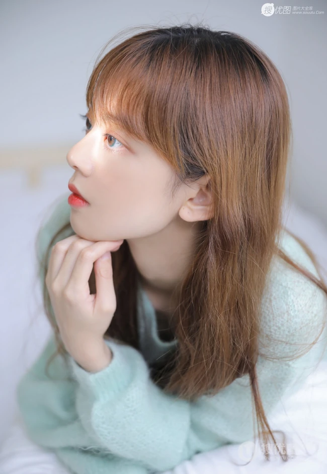长发大眼线条感少女淡蓝色毛衣短裤室内写真图片