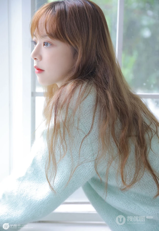 长发大眼线条感少女淡蓝色毛衣短裤室内写真图片