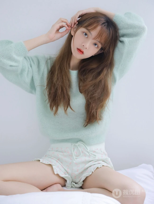 长发大眼线条感少女淡蓝色毛衣短裤室内写真图片