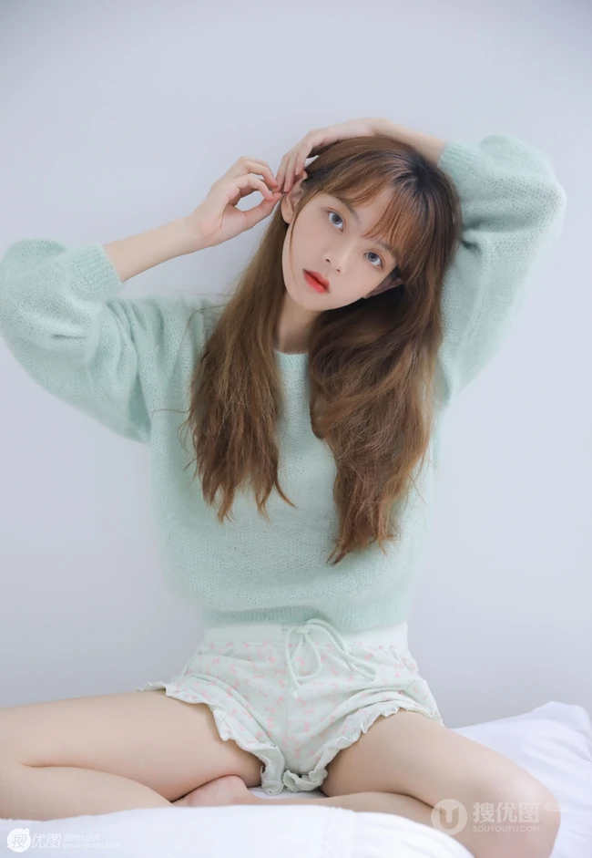 长发大眼线条感少女淡蓝色毛衣短裤室内写真图片