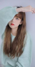 长发大眼线条感少女淡蓝色毛衣短裤室内写真图片