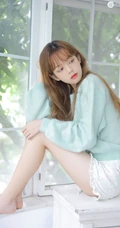 长发大眼线条感少女淡蓝色毛衣短裤室内写真图片